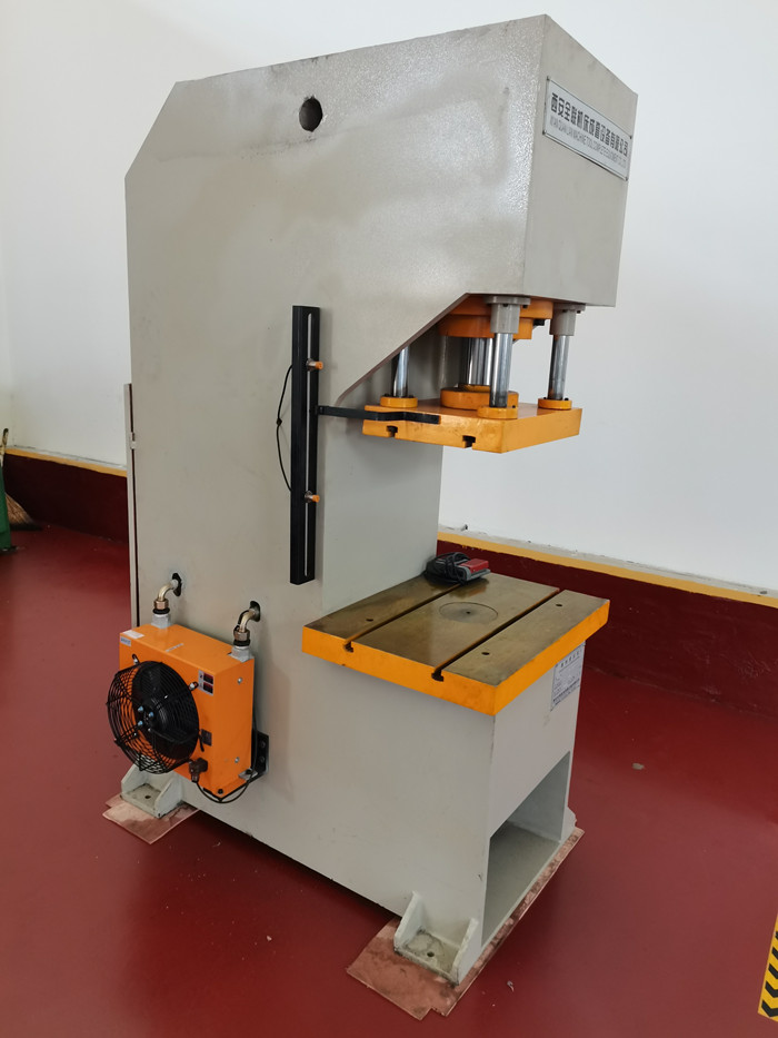 單(dan)柱液壓機(ji)