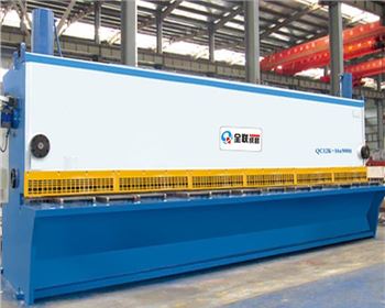 剪闆機(ji)在金屬闆(pan)材加工應(ying)用當中的(de)重要性