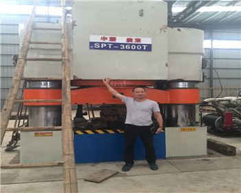 四柱液壓(ya)機維修改(gai)造