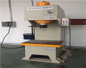 單柱(zhu)液壓(ya)機維(wei)修改(gai)造